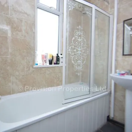 Rent this 5 bed townhouse on Welton Road in Leeds, LS6 1EU