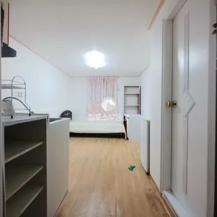 Rent this studio apartment on 서울특별시 관악구 봉천동 196-108