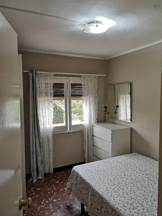Rent this 4 bed room on Peluquería Gonzalez in Carrer de Farnés, 08904 l'Hospitalet de Llobregat