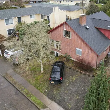 Buy this 6 bed house on 532 Southeast 52nd Avenue in Portland, OR 97215