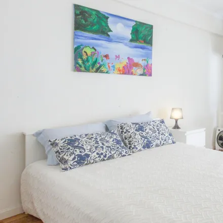 Rent this 3 bed room on CESAP / ESAP Campus in Rua dos Navegantes 51, 4000-358 Porto