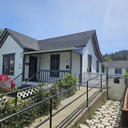 Buy this 3 bed house on 1321 Se Mill St in Roseburg, Oregon