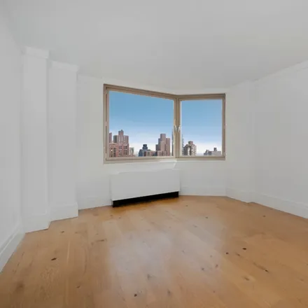 Rent this 3 bed apartment on East 86th St