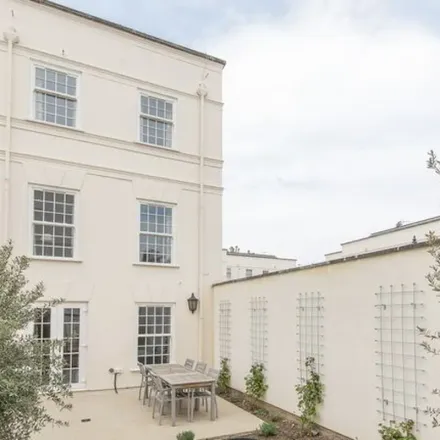 Rent this 4 bed townhouse on Beaufort Close in London, SW15 3TL