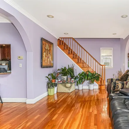 Image 3 - 184th Street, New York, NY 11423, USA - House for sale