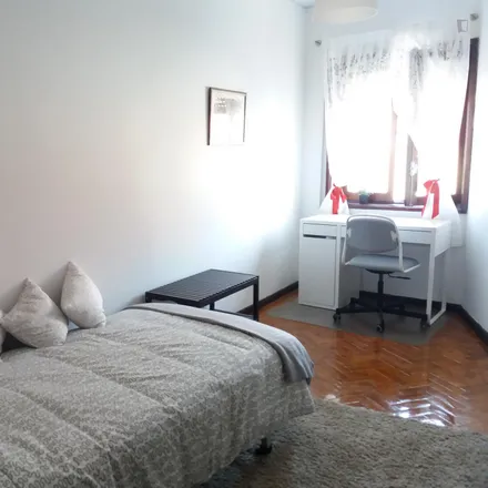 Rent this 3 bed room on Rua de Marquês Sá da Bandeira 532 in 4400-217 Vila Nova de Gaia, Portugal