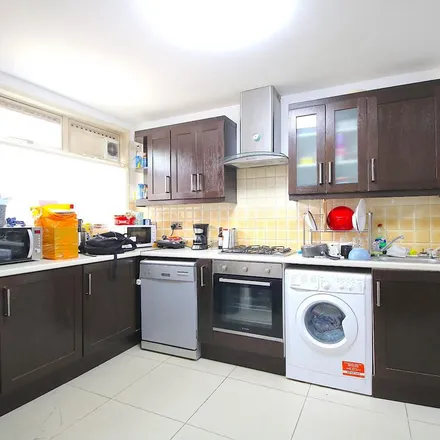 Rent this 3 bed apartment on Wyllen Close in London, E1 4HH