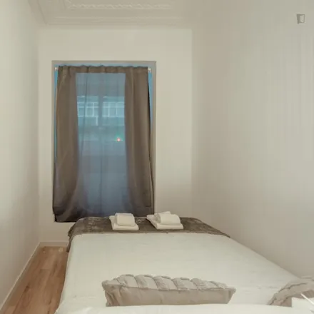 Rent this 3 bed room on Avenida Almirante Reis 195 in 1900-287 Lisbon, Portugal