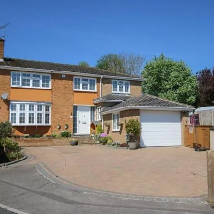 Buy this 5 bed duplex on South Meadow in Crowthorne, RG45 7HJ