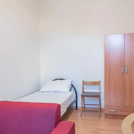Rent this studio apartment on Cafetaria Dom Caseiro in Rua da Boavista, 4050-107 Porto