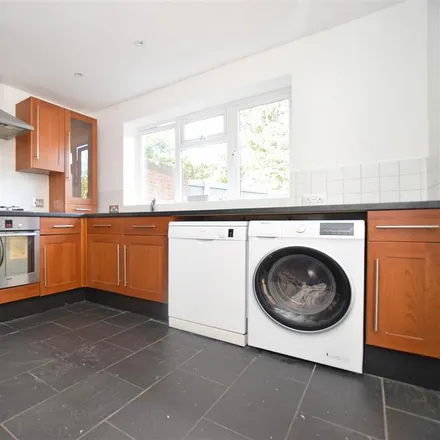 Image 4 - Graham Road, London, TW12 1AN, United Kingdom - Townhouse for rent