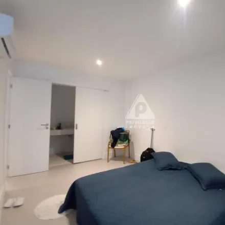 Buy this 2 bed apartment on Colégio Andrews in Rua Visconde de Silva, Humaitá