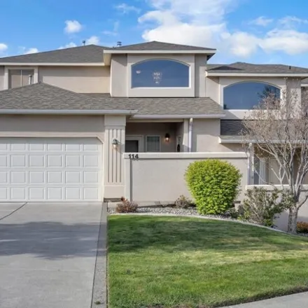 Buy this 3 bed townhouse on 1908 Mint Loop in Richland, WA 99352