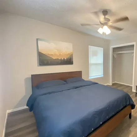 Rent this 2 bed apartment on Arlington