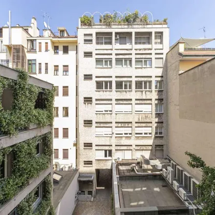 Image 2 - Via Broletto 37, 20121 Milan MI, Italy - Apartment for rent