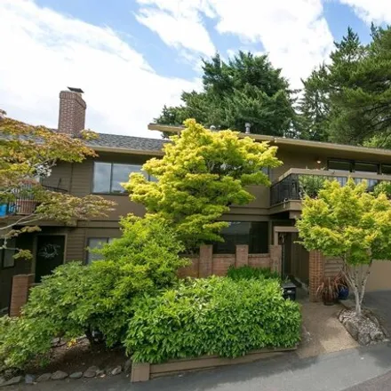 Buy this 3 bed condo on 51 Condolea Court in Lake Oswego, OR 97035