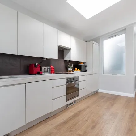 Rent this 3 bed apartment on London in W11 4SY, United Kingdom