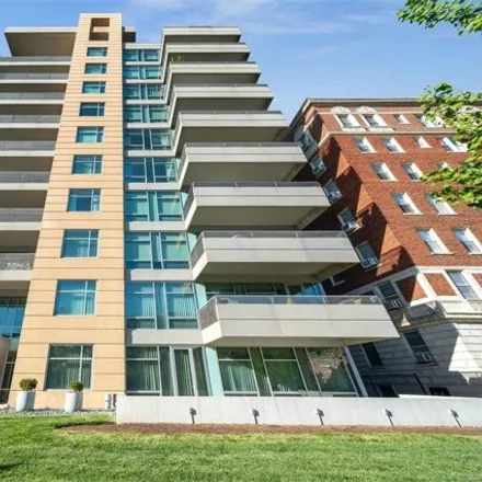 Buy this 1 bed condo on 4545 Lindell Boulevard in St. Louis, MO 63108