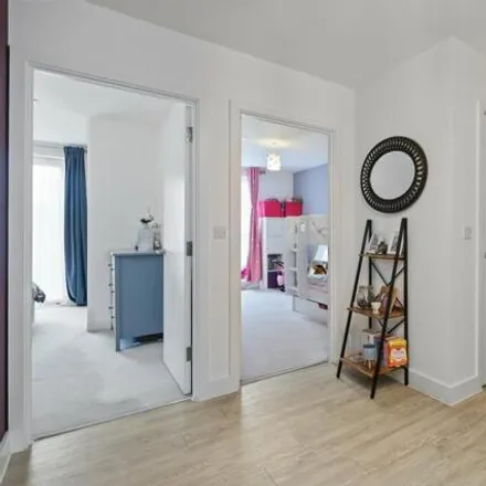 Image 7 - Gurnell Grove, London, London, W13 - Apartment for sale