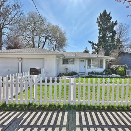 Buy this 3 bed house on 1442 Fortune Drive in Medford, OR 97504