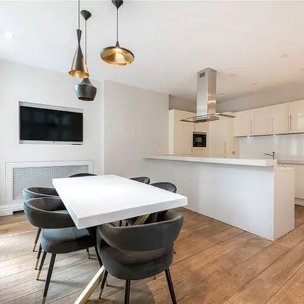 Rent this 3 bed apartment on 6 Dunraven Street in London, W1K 7FH