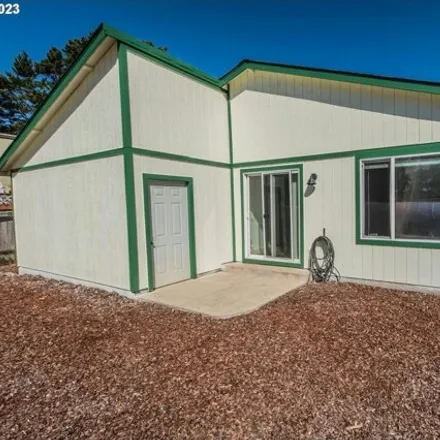 Buy this 3 bed house on 1676 29th Street in Florence, OR 97439