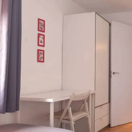 Rent this 2 bed room on Colegio de Educación Infantil y Primaria Aragón in Avenida de Rafael Alberti, 2
