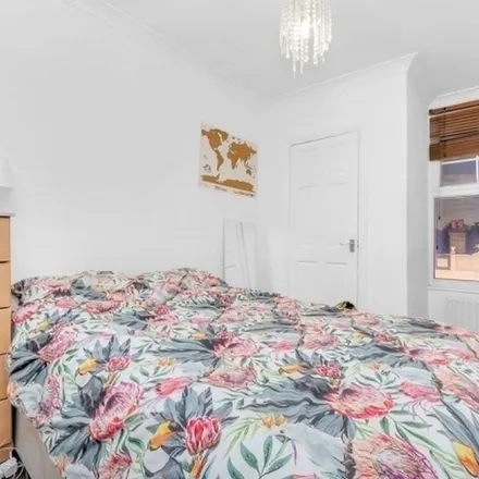 Rent this 3 bed apartment on Amore Bridal in Green Lanes, London