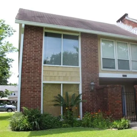 Rent this 3 bed townhouse on 2118 Stonehenge Avenue in Heatherstone, Baton Rouge