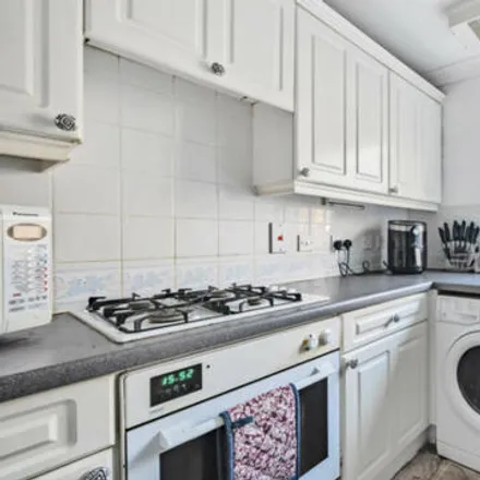Image 5 - Whyteleafe, Aspen Vale, Tandridge, CR3 0AD, United Kingdom - Apartment for sale