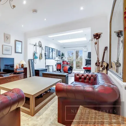 Rent this 5 bed duplex on 45 Oakdene Park in London, N3 1EU