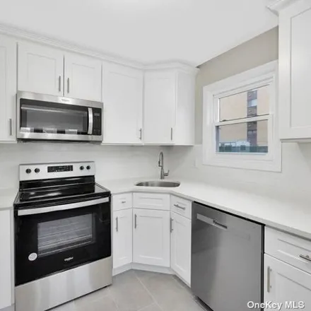 Image 3 - 63-15 Beach Channel Drive, New York, NY 11692, USA - House for rent