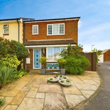 Buy this 4 bed duplex on unnamed road in Hamble-le-Rice, SO31 4JG