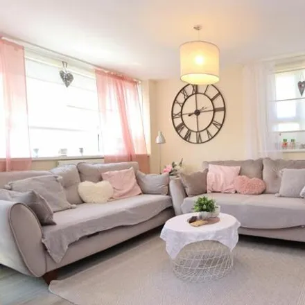 Image 2 - Tiverton House, Exeter Road, Enfield Highway, London, EN3 7TW, United Kingdom - Apartment for sale