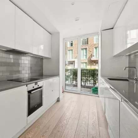 Image 3 - 12 Starboard Way, London, E16 2PF, United Kingdom - Townhouse for sale