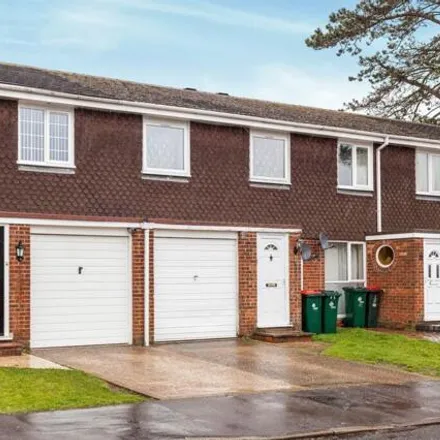 Buy this 3 bed townhouse on Cotswold Close in West Green, RH11 7DF