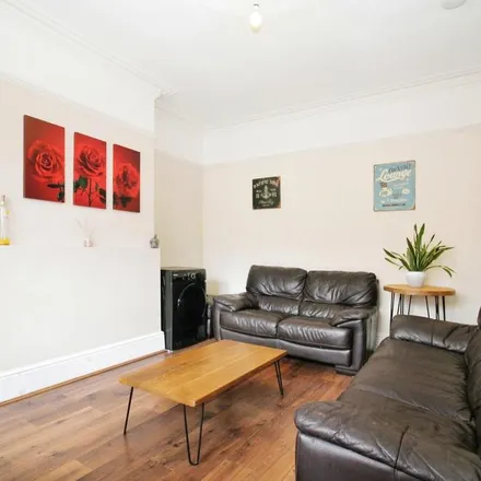 Image 3 - Trelawn Terrace, Leeds, LS6 3JQ, United Kingdom - Townhouse for rent