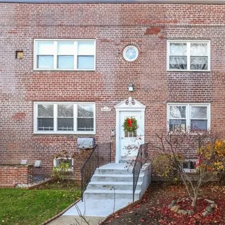 Buy this studio apartment on 52 Leewood Circle in Waverly, Eastchester