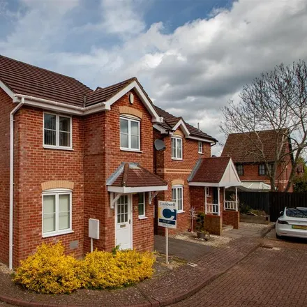 Rent this 3 bed house on Lowick Place in Milton Keynes, MK4 2LP