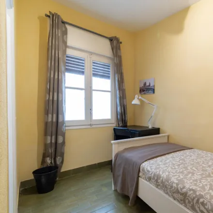 Rent this 5 bed room on Madrid in Avenida de América, 27