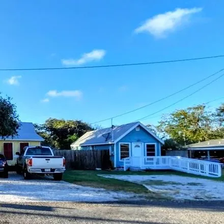 Image 2 - 402 East Nopal Street, Rockport, TX 78382, USA - Townhouse for sale