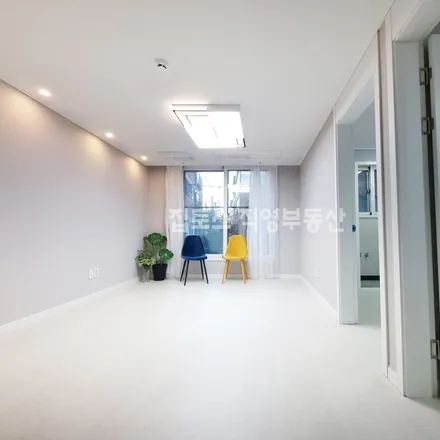 Rent this 3 bed apartment on 서울특별시 송파구 석촌동 213-13