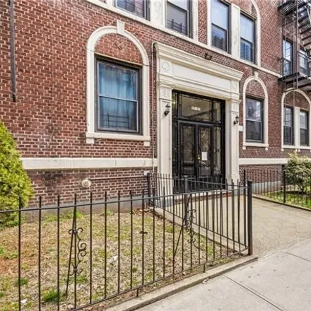 Image 5 - 37-51 80th Street, New York, NY 11372, USA - House for sale