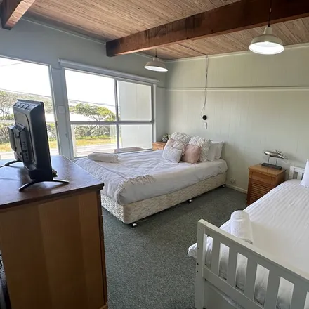 Rent this 3 bed house on Dolphin Point NSW 2539