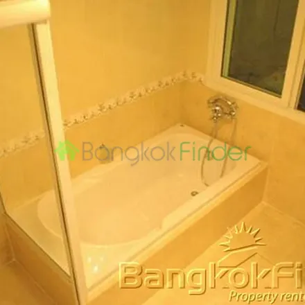 Rent this 3 bed apartment on Krung Kasem Road in Khlong Maha Nak Subdistrict, Pom Prap Sattru Phai District