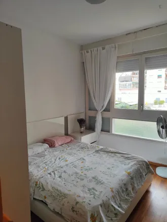 Rent this 3 bed room on Carrer del Doctor Ferran in 20, 08034 Barcelona