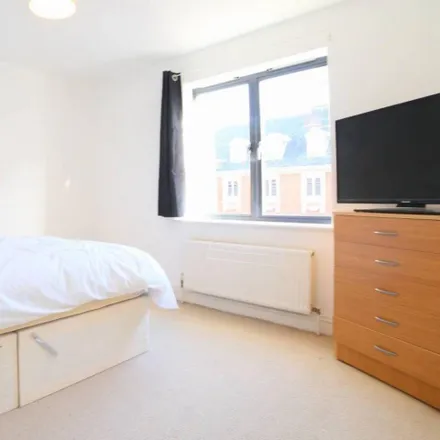 Rent this 5 bed room on Bloomfield Court in Manor Gardens, London