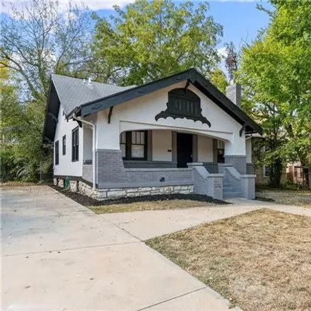 Image 2 - 5116 Brookwood Avenue, Kansas City, MO 64110, USA - House for sale