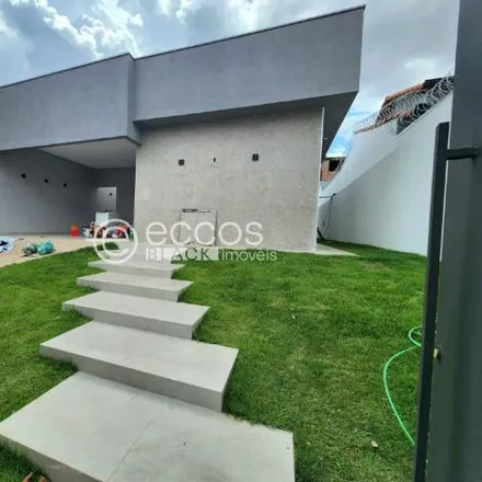 Buy this 3 bed house on Rua dos Cravos in Cidade Jardim, Uberlândia - MG