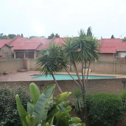 Image 3 - Christiaan de Wet Road, Kloofendal, Roodepoort, 1734, South Africa - Townhouse for rent